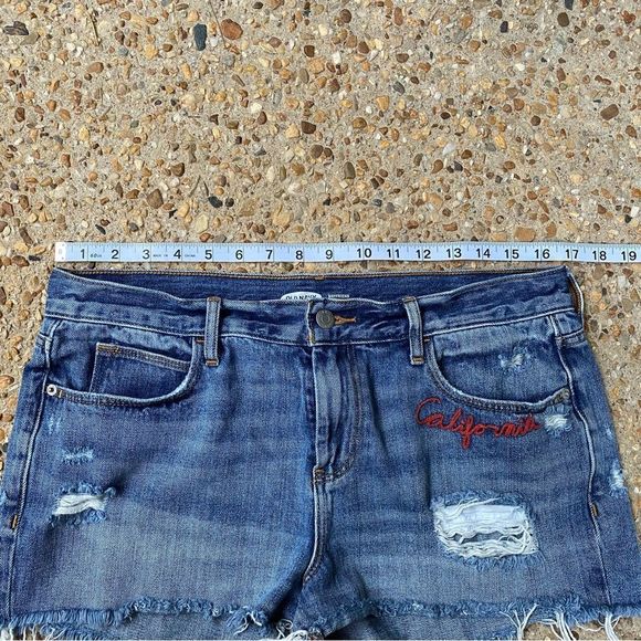 Old Navy Embroidered California Boyfriend Distressed Jean Shorts Size 8 - Picture 4 of 8